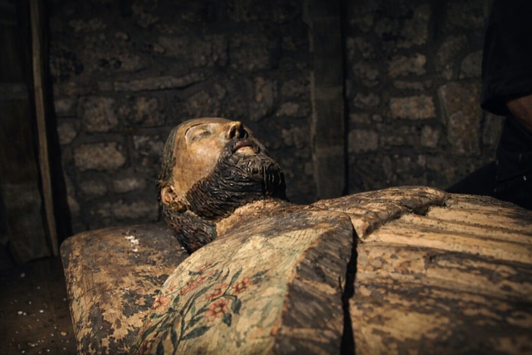 Efigie yacente de Santo Toribio en el ábside izquierdo del monasterio, una talla en madera de olmo de Burgos con restos de policromía original. Documentada en el templo desde 1316, presenta un notable deterioro debido a la antigua costumbre de los peregrinos de arrancar astillas como reliquia. La pieza mide 57 cm de ancho por 170 cm de largo. / ALERTA