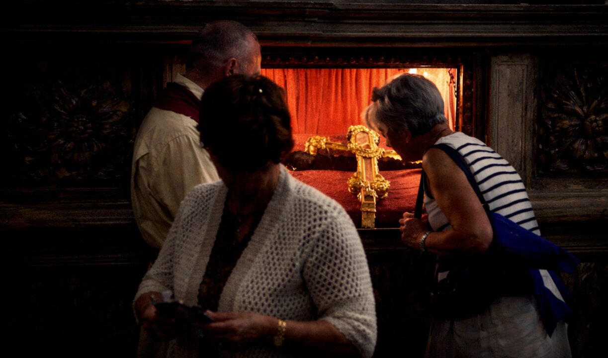 Peregrinos besan el Lignum Crucis en el Monasterio de Santo Toribio de Liébana, en un gesto de profunda devoción ante la reliquia que conserva el mayor fragmento conocido de la Cruz de Cristo. / ALERTA