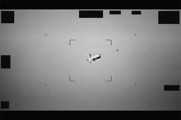 El Comando Indo-Pacífico de EE. UU. informó sobre un UAP (Avión Fantasma No Identificado) con forma de balón de fútbol cerca de Japón. Fuente: Departamento de Guerra de EE. UU.