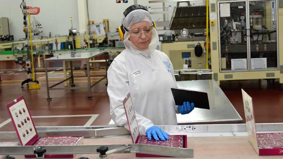 Una trabajadora en el interior de la fábrica de La Penilla. / NESTLÉ