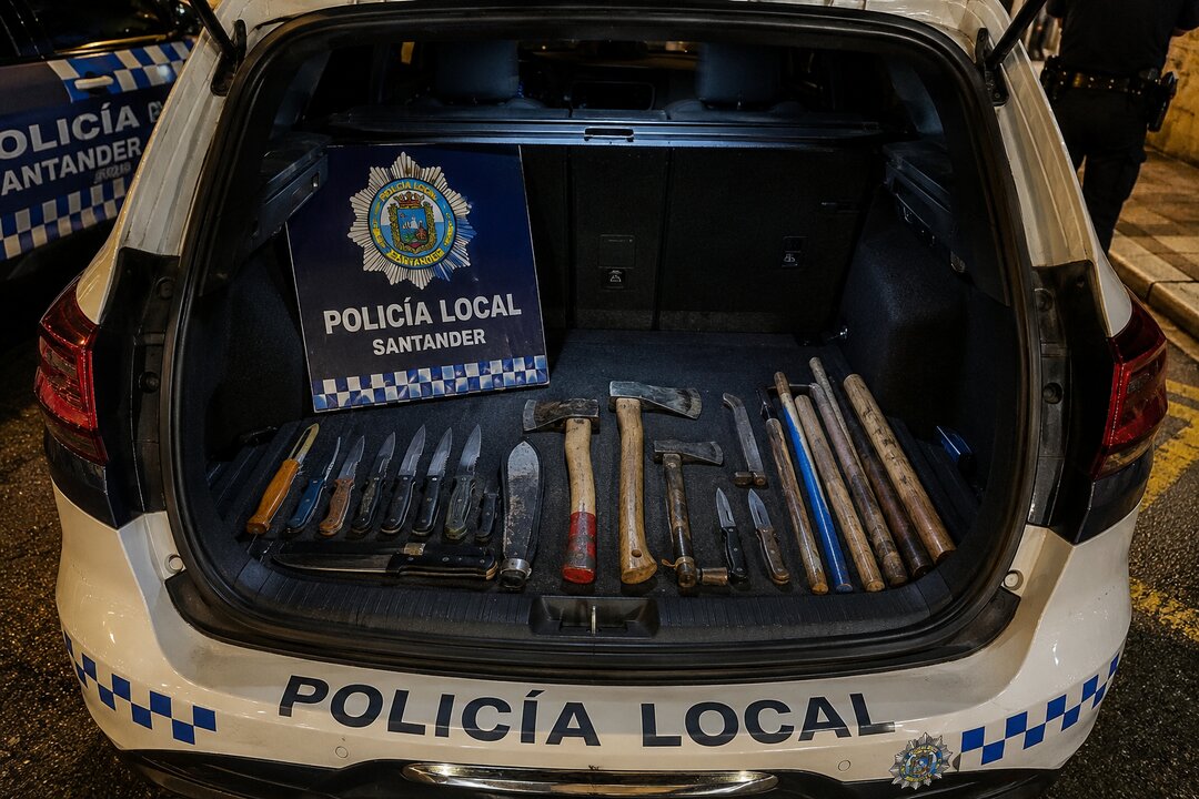 Recreación de un maletero de la Policía Local de Santander con algunas de las armas y objetos peligrosos intervenidos durante los controles y actuaciones policiales del fin de semana.