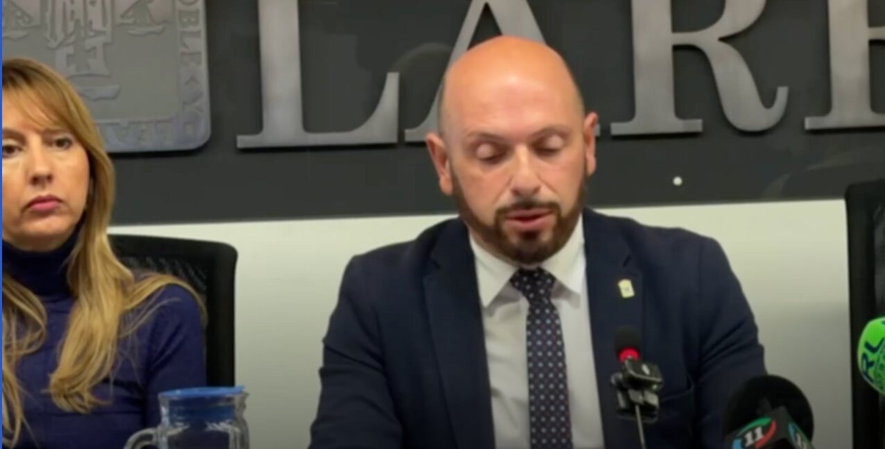 El alcalde de Laredo, Miguel González, durante una comparecencia pública junto a miembros del equipo de Gobierno municipal. / RTVE.