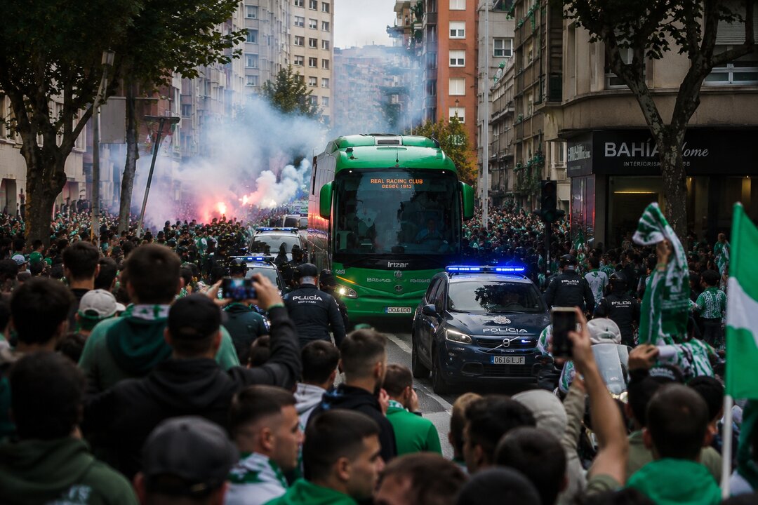 Recreación de La afición del Racing tomó las calles para recibir al equipo entre bengalas, cánticos y un impresionante ambiente verdiblanco en Santander.