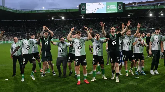 La plantilla eleva a José Alberto tras culminar una temporada histórica al frente del conjunto cántabro.