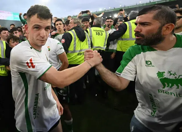 Los jugadores agradecen el apoyo de una afición que convirtió El Sardinero en una auténtica caldera durante toda la temporada.