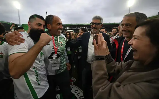 La emoción se desbordó también entre trabajadores y miembros del club, protagonistas silenciosos del regreso a Primera.