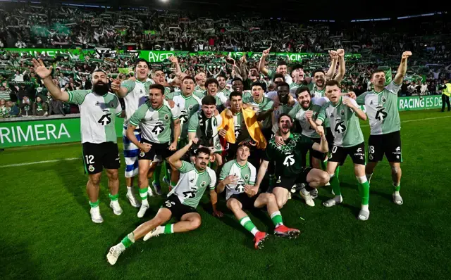 La plantilla posa unida sobre el césped de El Sardinero tras sellar el regreso del Racing a la élite del fútbol español.