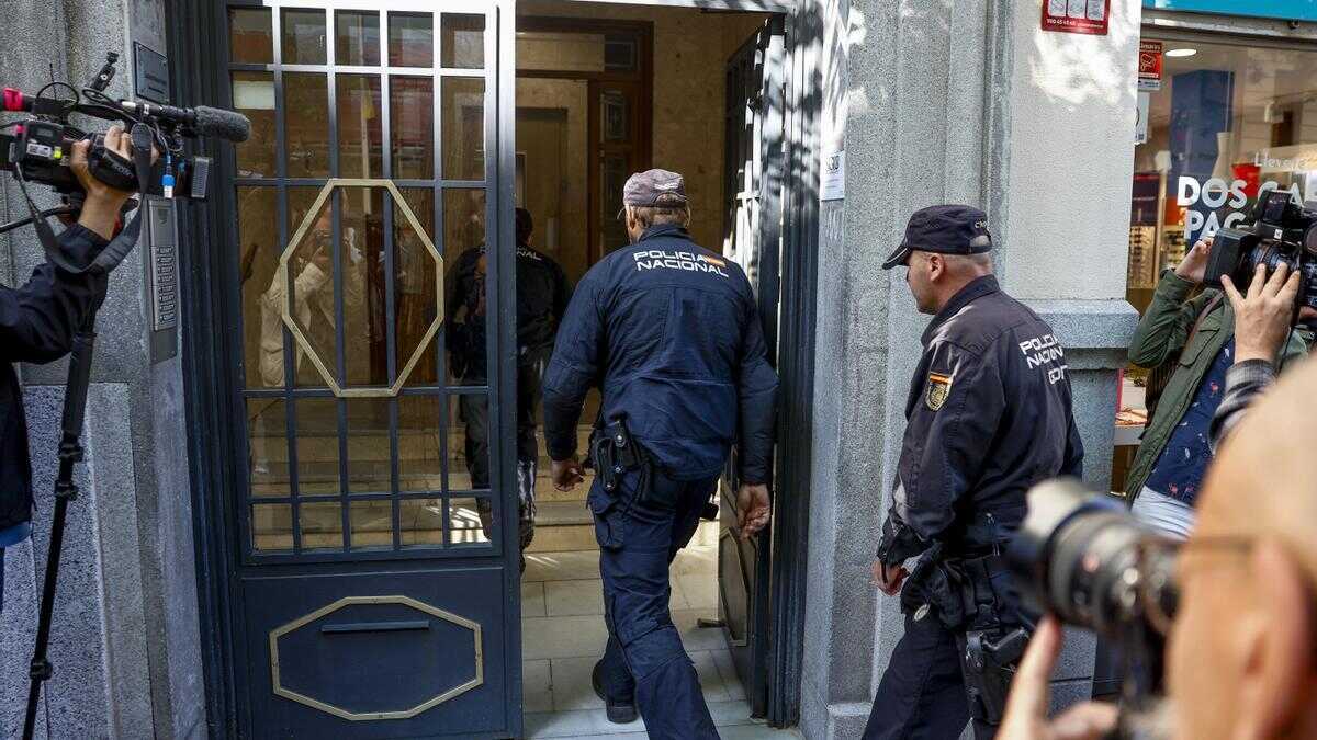 Agentes de la Policía Nacional acceden al edificio donde se encuentra uno de los despachos vinculados a José Luis Rodríguez Zapatero durante el registro ordenado por la Audiencia Nacional en el marco de la investigación del caso Plus Ultra.