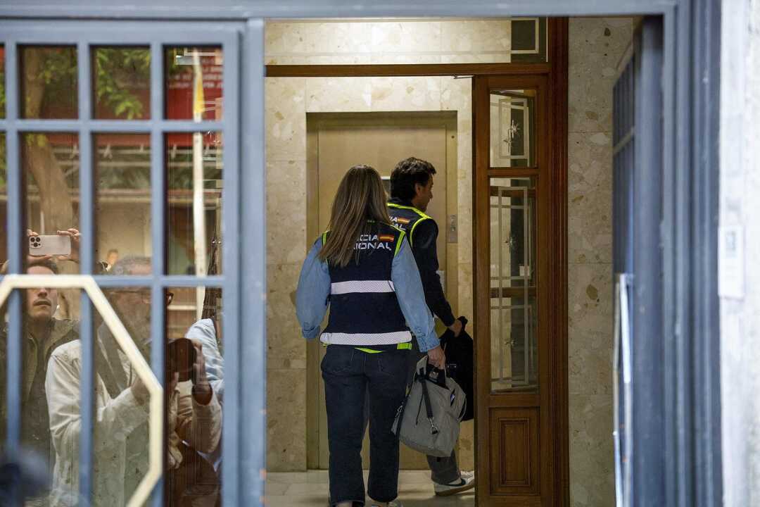 Miembros de la UDEF entran en las oficinas registradas por orden judicial mientras numerosos medios de comunicación siguen el operativo policial relacionado con la investigación por presunto blanqueo de capitales.</p>