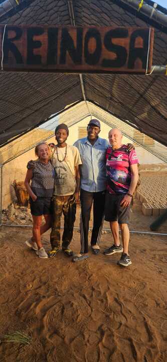 Miriam López y varios colaboradores de Amigos de Louga junto a responsables locales del proyecto, durante una visita al gallinero comunitario impulsado por la asociación en Senegal. En la imagen aparece también el cartel de “Reinosa”, un guiño a la localidad cántabra donde la asociación organiza mercadillos solidarios y numerosas iniciativas para recaudar fondos destinados a proyectos educativos, alimentarios y sanitarios en Louga.