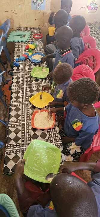 Niños de la guardería de Amigos de Louga durante uno de los desayunos diarios que la asociación cántabra financia en Senegal.