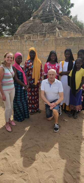 Miriam López y varios colaboradores de Amigos de Louga junto a algunos de los jóvenes becados por la asociación en Senegal. Actualmente, el proyecto apoya los estudios de 19 estudiantes y de una joven universitaria en Dakar.