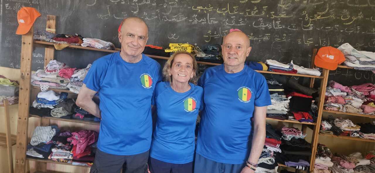 Voluntarios de Amigos de Louga Cantabria, en Senegal, durante una jornada solidaria de clasificación y reparto de ropa para familias vulnerables en distintas comunidades de África occidental.