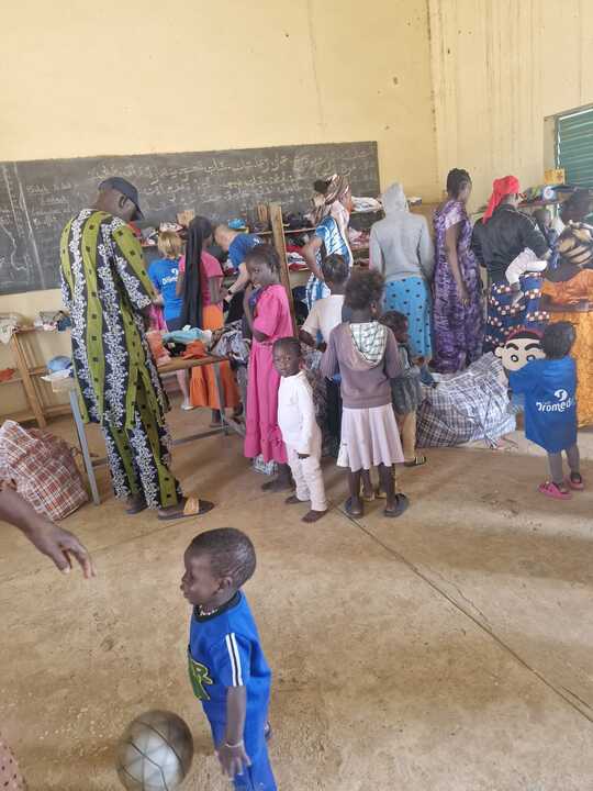 Vecinos y voluntarios participan en el reparto solidario de ropa y ayuda básica organizado por Amigos de Louga Cantabria en Senegal, una labor que llega cada año a decenas de familias vulnerables.