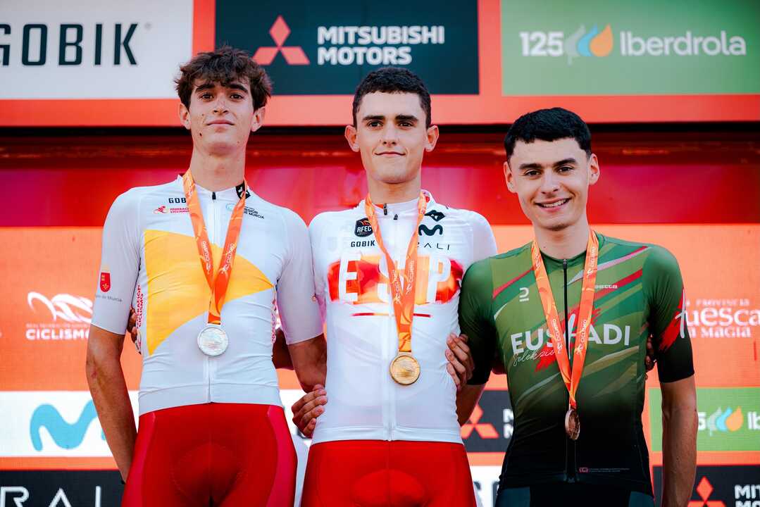 Óscar Vian posa con el maillot de campeón de España sub-23 de contrarreloj tras imponerse en la prueba disputada en Sabiñánigo (Huesca).