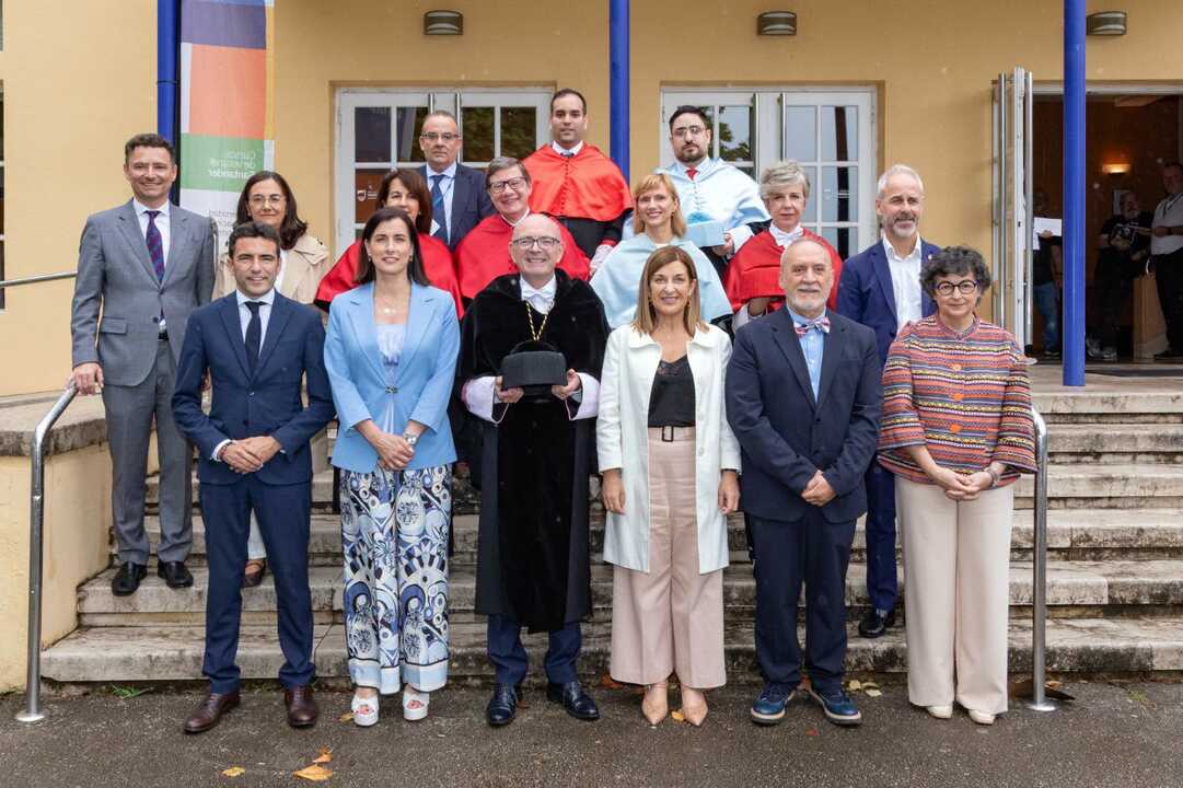 Autoridades académicas e institucionales, junto al nuevo rector de la UIMP, Ángel Pelayo, posan tras el acto de inauguración de los Cursos de Verano 2026 en el Palacio de la Magdalena. En la imagen participan, entre otros, la presidenta de Cantabria, María José Sáenz de Buruaga; el secretario de Estado de Ciencia, Innovación y Universidades, Juan Cruz Cigudosa; la alcaldesa de Santander, Gema Igual; la exministra de Asuntos Exteriores y encargada de la lección inaugural, Arancha González Laya; la secretaria general de la UIMP, Ana de la Puebla, así como miembros del equipo rectoral, profesores y autoridades académicas e institucionales.