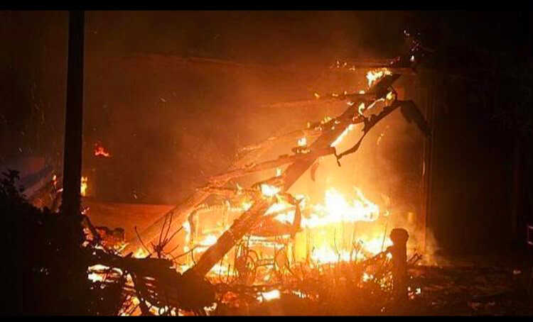 Imagen del incendio que destruyó el local. / ALERTA