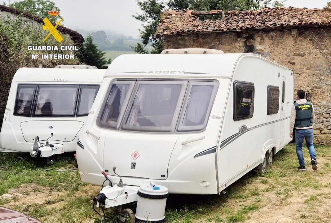 Foto 2. Un agente de la Guardia Civil inspecciona en Grado (Asturias) varias caravanas procedentes del Reino Unido y presuntamente introducidas en España sin declarar su importación. / GUARDIA CIVIL